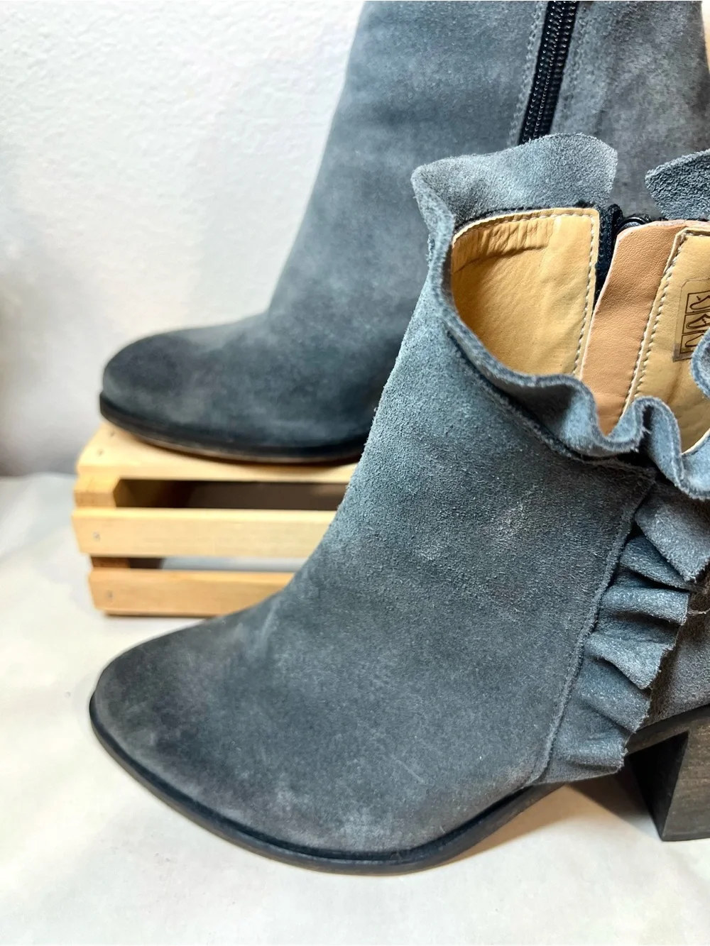 Klub Nico “Bellamy” Women’s Ruffle Ankle Booties Bluish Gray Suede Boots | SZ 6